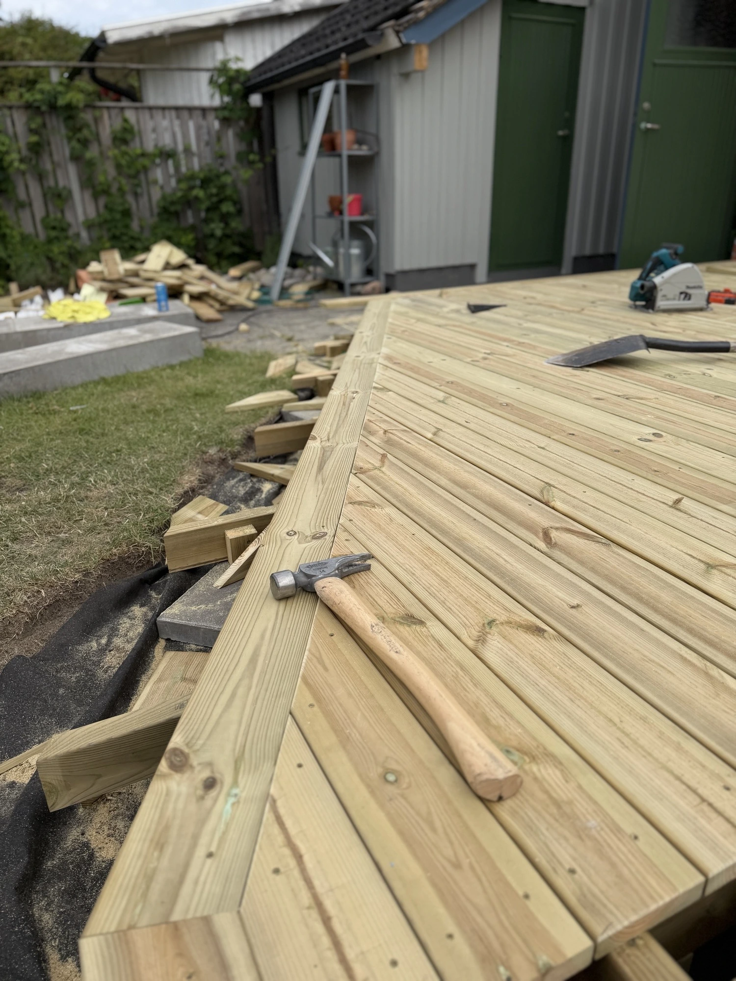 Traditionellt bygg — trädäck under montering