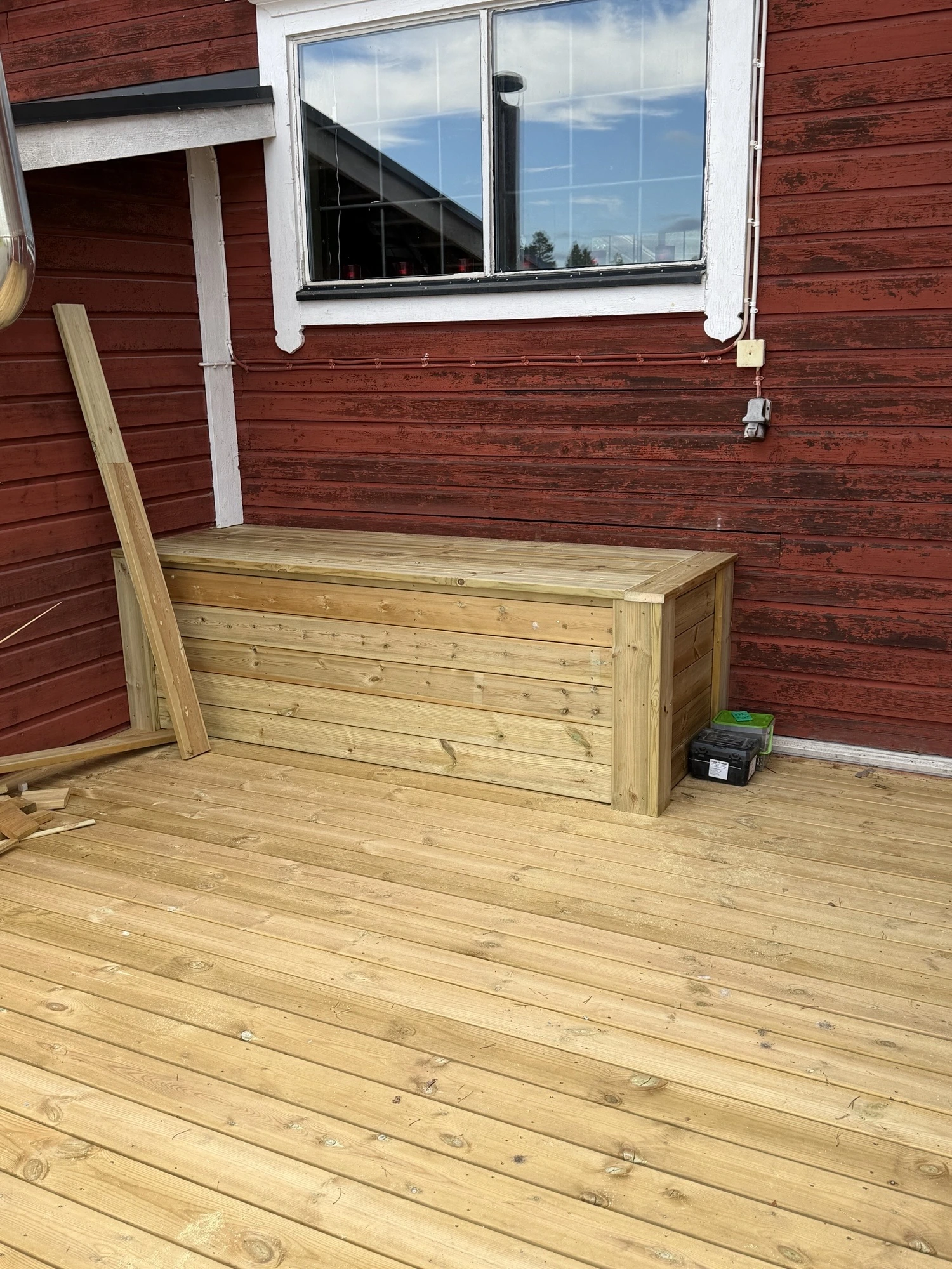 Altanbygge med inbyggd förvaringsbänk