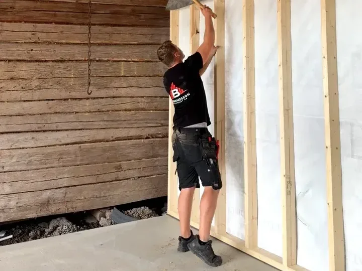 Uppsättning av ny stomme vid byggnation av slaktrum i befintlig lada